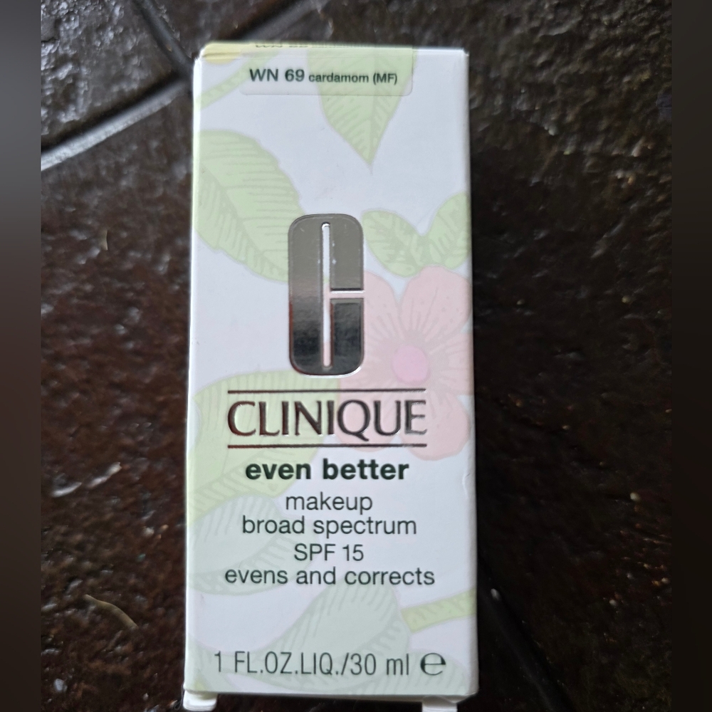 New CLINIQUE Make Up Even Better Foundation Cardamon